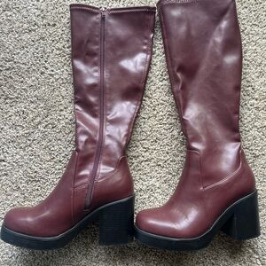 Women's Knee-High Platform Boots in Burgundy